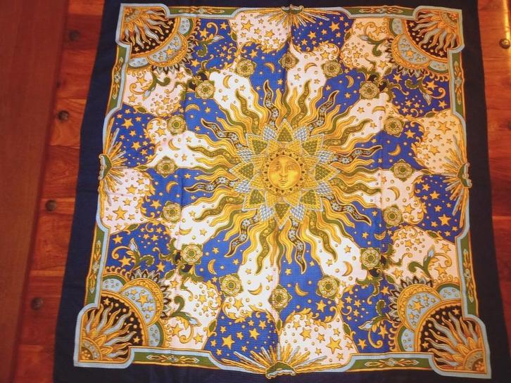 Roberta Lattanni Silk Square 1970 Zon en sterrenbeelden, Kleding | Dames, Mutsen, Sjaals en Handschoenen, Ophalen of Verzenden