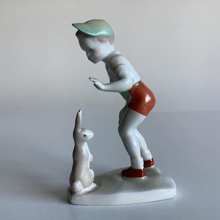 Figurine Aquincum garçon avec lapin, Collections, Statues & Figurines, Comme neuf, Humain, Enlèvement ou Envoi