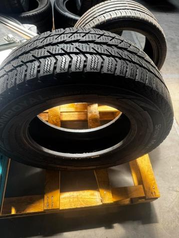 Een alle seizoenen band 235/65 R16 UNIROYAL beschikbaar voor biedingen