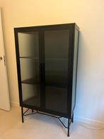 Zwarte vitrinekast (WOOOD), Ophalen, 100 tot 150 cm, 50 tot 100 cm, Zo goed als nieuw