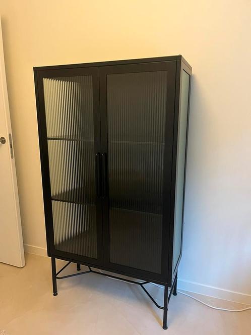 Zwarte vitrinekast (WOOOD), Huis en Inrichting, Kasten | Vitrinekasten, Zo goed als nieuw, 100 tot 150 cm, 50 tot 100 cm, 25 tot 50 cm