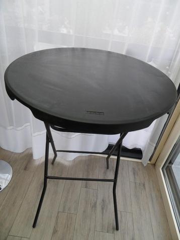 Te koop een staande eettafel beschikbaar voor biedingen
