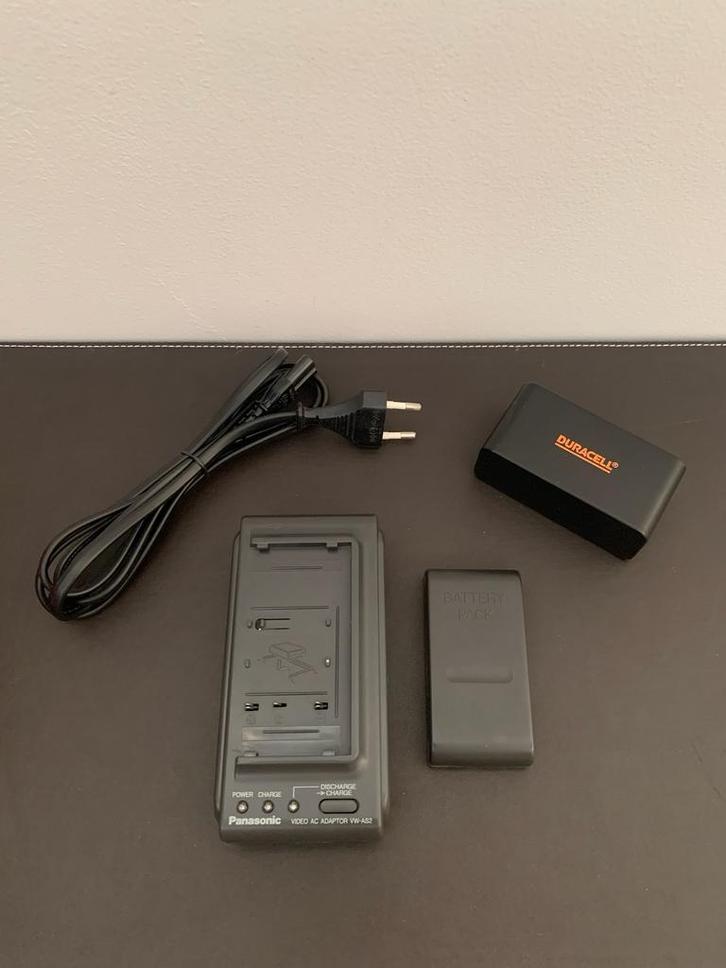 PANASONIC batterijlader + 2 batterijen, Audio, Tv en Foto, Opladers, Zo goed als nieuw, Ophalen of Verzenden