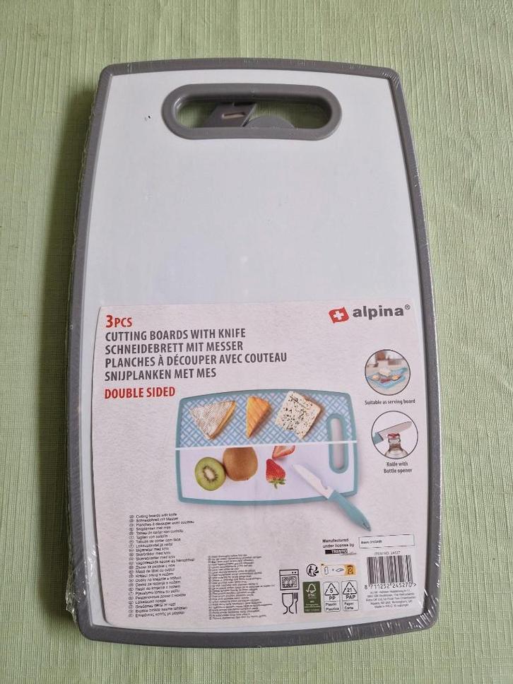 2 assiettes à fromage accompagnées d'un couteau à fromage, Maison & Meubles, Cuisine | Ustensiles de cuisine, Neuf, Enlèvement