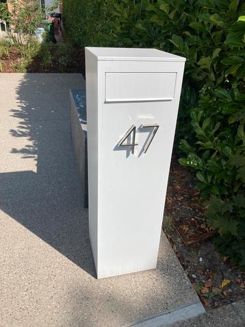 nieuwe witte brievenbus beschikbaar voor biedingen