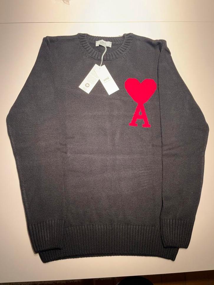 "AMI Paris Sweater Zwart met Rood Hart Maat M - Nieuw", Kleding | Heren, Truien en Vesten, Nieuw, Maat 48/50 (M), Zwart, Ophalen of Verzenden