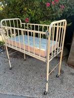 Antiek oud vinrage ziekenhuisbedje voor kinderen, Kinderen en Baby's, Ophalen
