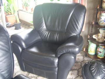 très beau fauteuil en cuir avec relax manuel disponible aux enchères