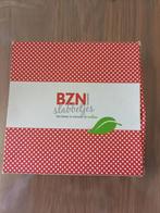 2 nieuwe humoristische slabbetjes BZN in  een doosje, Enlèvement ou Envoi, Neuf