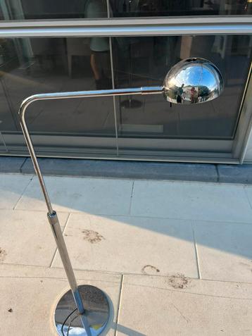 Vloerlamp beschikbaar voor biedingen