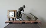 art deco garnituur - klok met vrouw en 2 ganzen, Antiek en Kunst, Ophalen, Brons