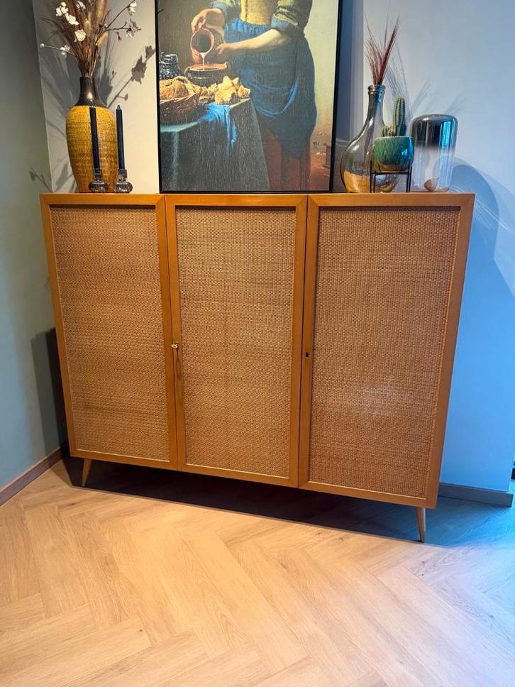 Midcentury dressoir met rotan deuren - design kast, Huis en Inrichting, Kasten | Dressoirs, Gebruikt, Met plank(en), Ophalen