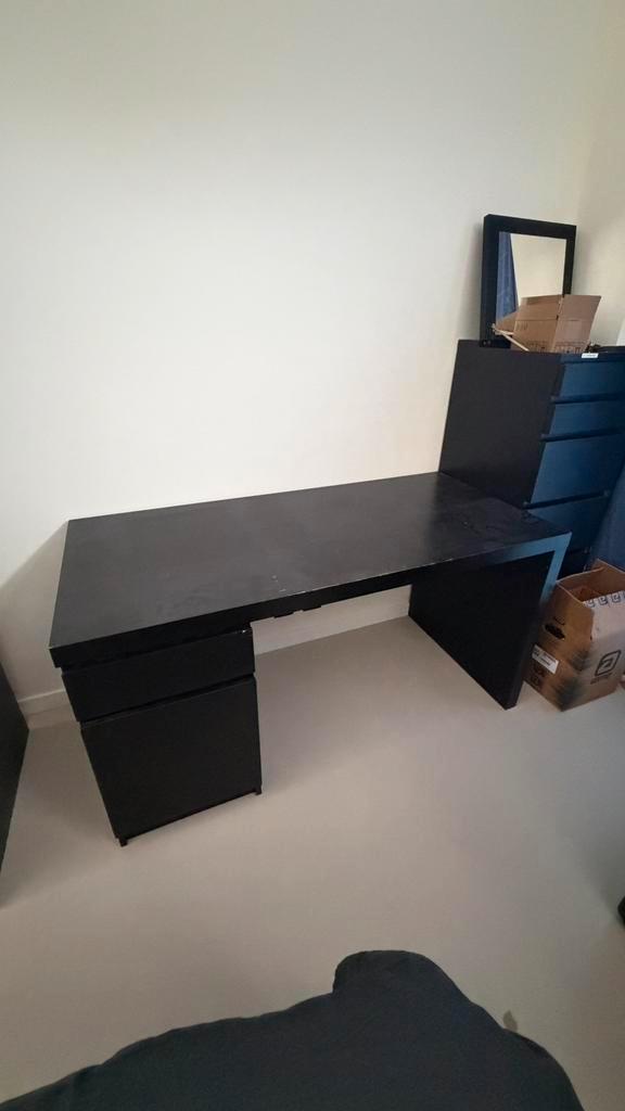 IKEA bureau zwart met lades – 140  65 cm – goede staat, Huis en Inrichting, Bureaus, Gebruikt, Bureau, Ophalen