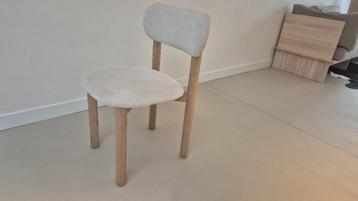 4 robuuste houten design stoelen (zo goed als nieuw) beschikbaar voor biedingen