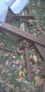 oude ijzeren restanten van antieke boerenkarren, Ophalen