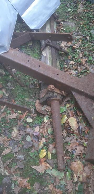 oude ijzeren restanten van antieke boerenkarren beschikbaar voor biedingen