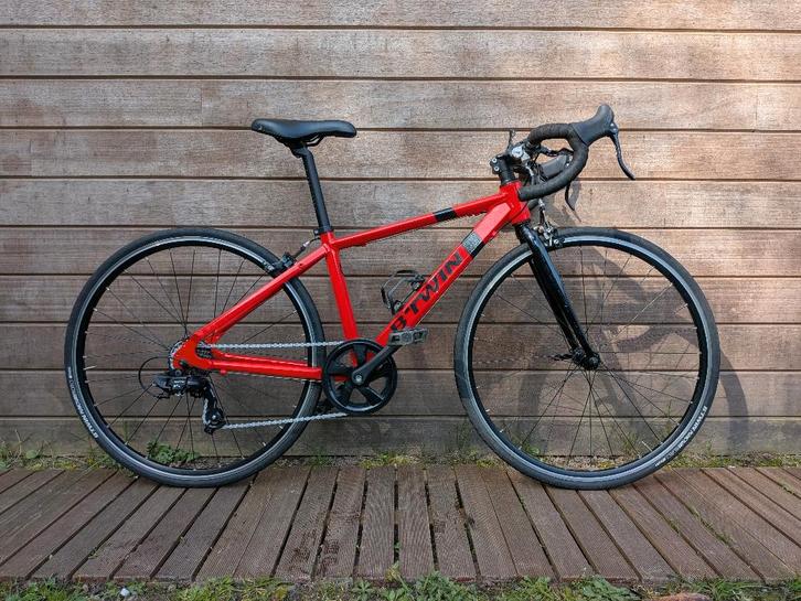 B'TWIN kinder koersfiets – 26 inch, Vélos & Vélomoteurs, Vélos | Vélos pour enfant, Comme neuf, 20 pouces ou plus, Enlèvement