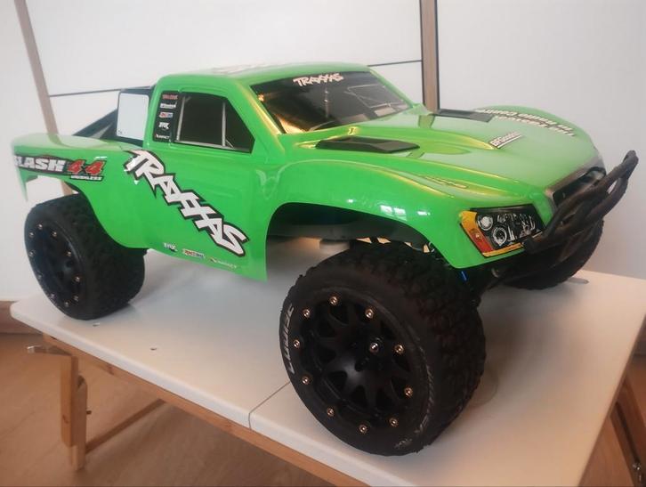 Bijna nieuwe traxxas Slash clipless 2WD TITAN geüpgrade, Hobby en Vrije tijd, Modelbouw | Radiografisch | Auto's, Ophalen of Verzenden