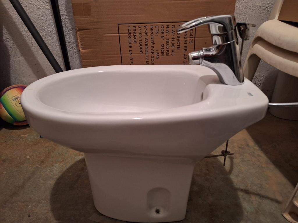 Wit porseleinen bidet van het merk ROCA, Doe-het-zelf en Bouw, Sanitair, Ophalen, Zo goed als nieuw, Chroom, Overige typen