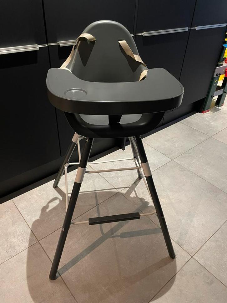 Grijze Childhome kinderstoel Evolu met hoge poten + eetblad, Kinderen en Baby's, Kinderstoelen, Gebruikt, Meegroeistoel, Aanschuifbaar