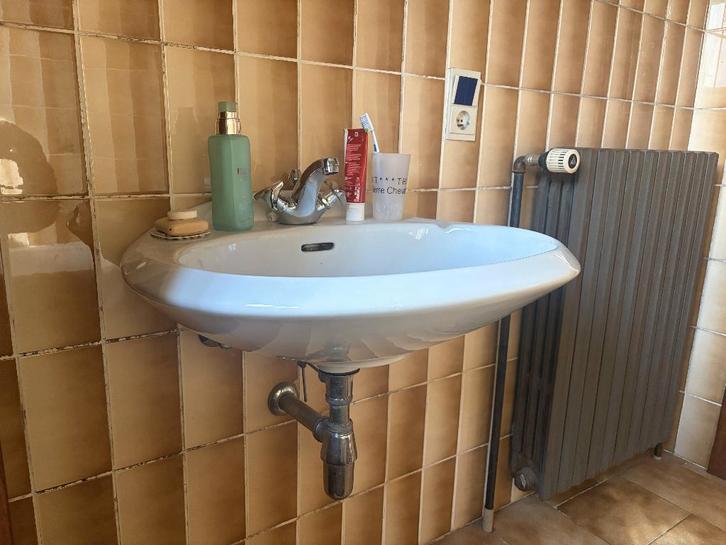 Vintage porseleinen wastafel jaren 80 + kraan, Bricolage & Construction, Sanitaire, Utilisé, Robinet, Chrome, Enlèvement