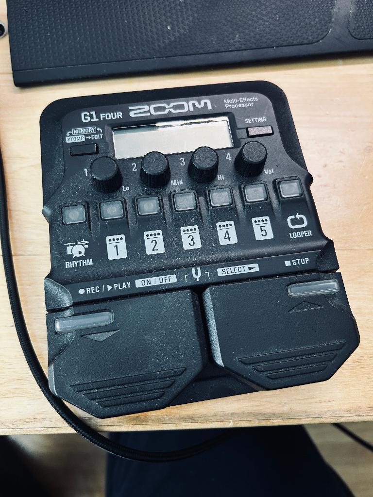 Zoom G1 Four guitar multi effects processor, Musique & Instruments, Effets, Comme neuf, Chorus, Delay ou Écho, Reverb, Volume