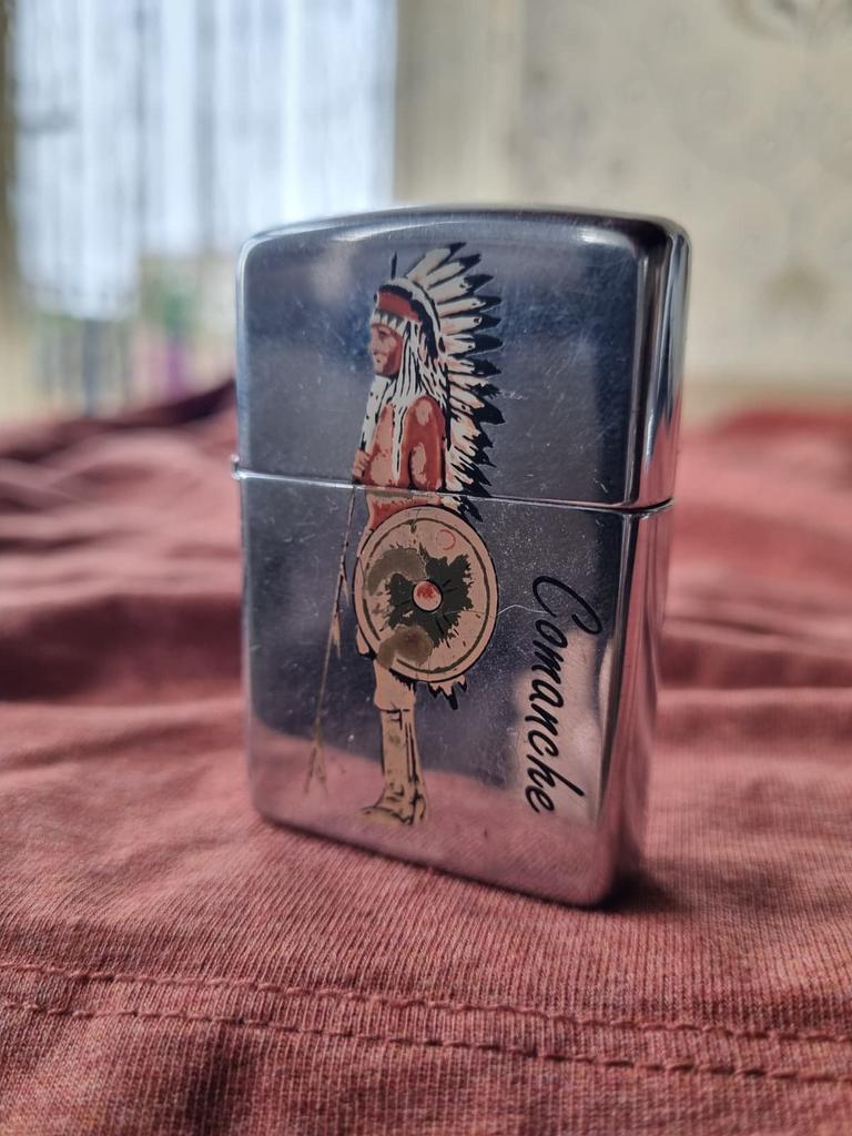 Zippo Comanche Native American Design 1995, Verzamelen, Rookartikelen, Aanstekers en Luciferdoosjes, Gebruikt, Aansteker, Verzenden