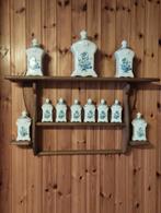 Antiek kruidenrek met kruidenpotten, Enlèvement