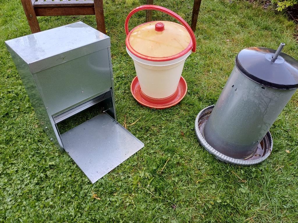 Mangeoires et abreuvoir pour poules, Enlèvement, Utilisé, Abreuvement et Alimentation