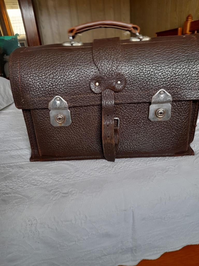 Cartable, cuir, vintage, parfait état, Bijoux, Sacs & Beauté, Moins de 30 cm, Cuir, Enlèvement ou Envoi, Comme neuf