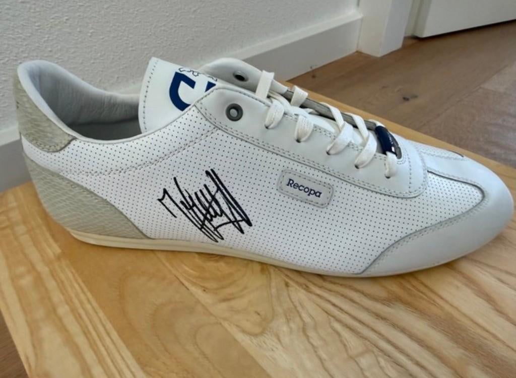 Gesigneerde sneakers Johan Cruyff, Verzamelen, Sportartikelen en Voetbal, Ophalen of Verzenden, Nieuw, Overige typen