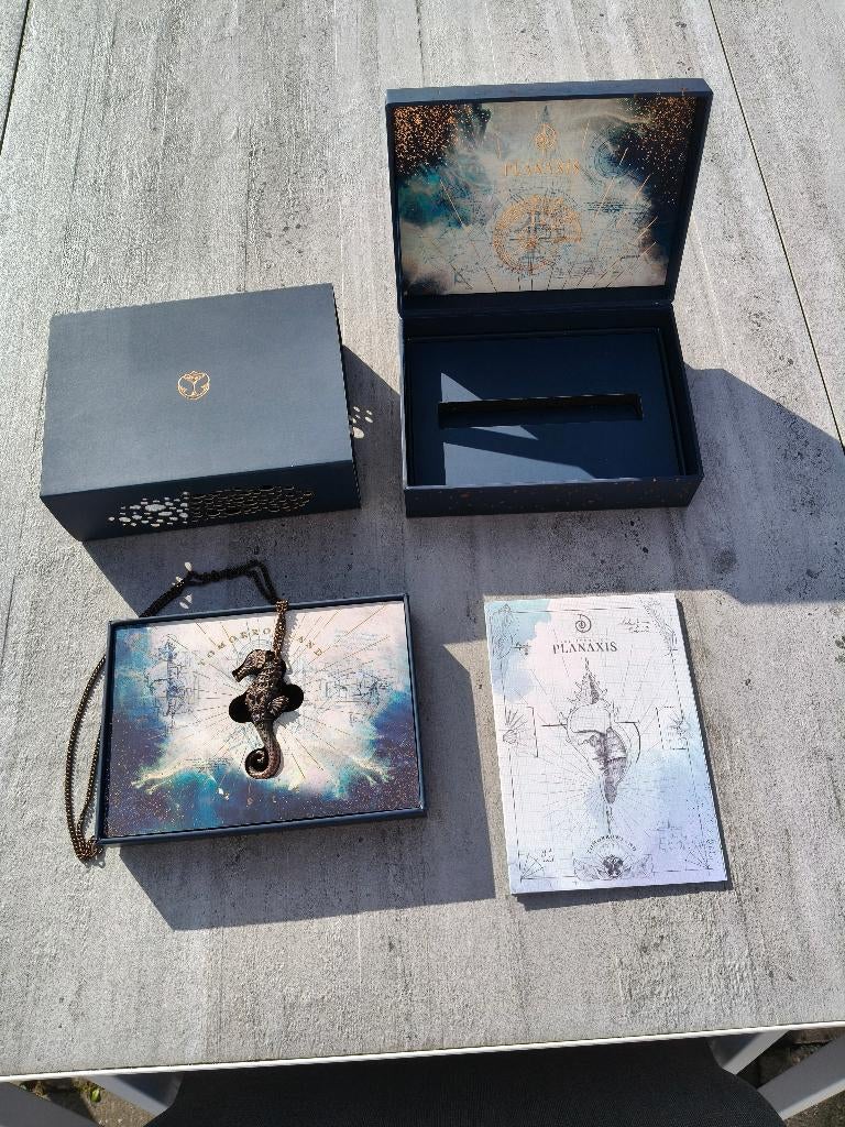Tomorrowland 2018 The Story of Planaxis avec collier, Collections, Enlèvement ou Envoi, Neuf, Affiche, Œuvre d'art ou Peinture