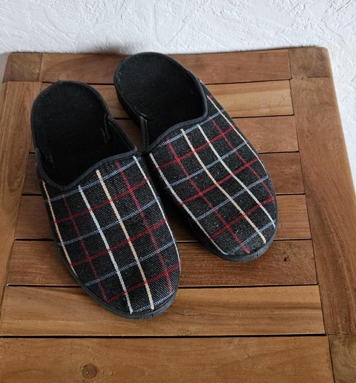 Pantoufles homme pointure 43, Vêtements | Hommes, Chaussures, Porté, Pantoufles, Enlèvement ou Envoi