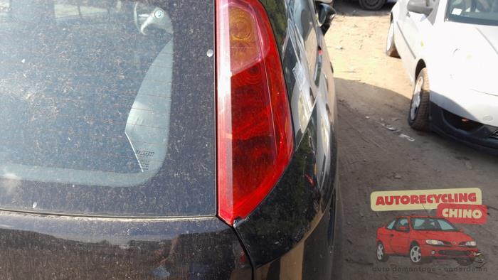 Feu arrière droit d'un Fiat Punto Grande, Autos : Pièces & Accessoires, -, 3 mois de garantie, Utilisé, Fiat