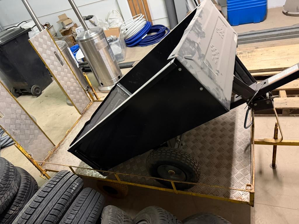 2 x kar voor achter zit maaier, Ophalen, Zo goed als nieuw