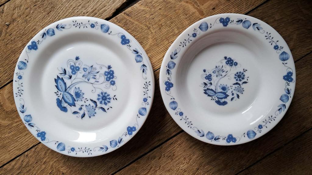 Lot de 20 assiettes Arcopal France vintage bleu et blanc, Assiettes(s), Enlèvement, Utilisé, Autres matériaux