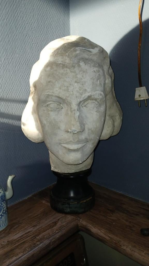 Buste de Nelly Pourbaix (1945) signé sur un socle de sculptu, Enlèvement ou Envoi