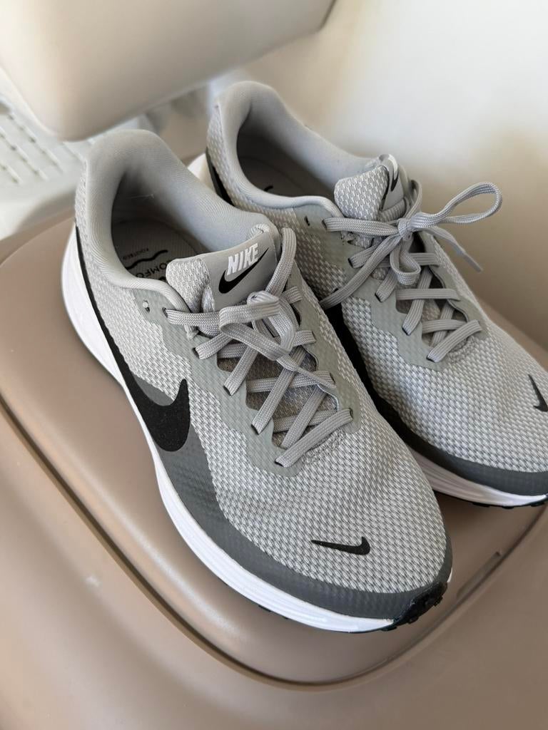 Nike Revolution 8 grises pour homme 42,5, Enlèvement, Neuf, Nike