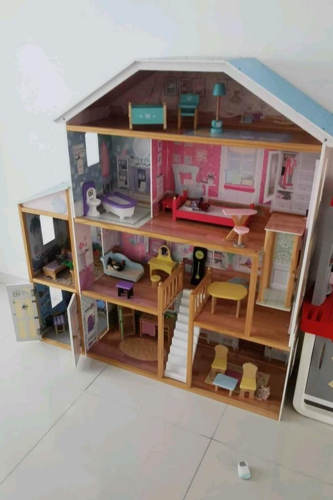 Grote poppenhuis 120 cm hoog, Ophalen, Poppenhuis