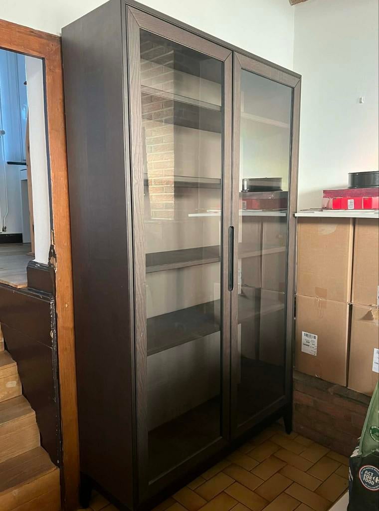 Vitrine brun noir, Enlèvement