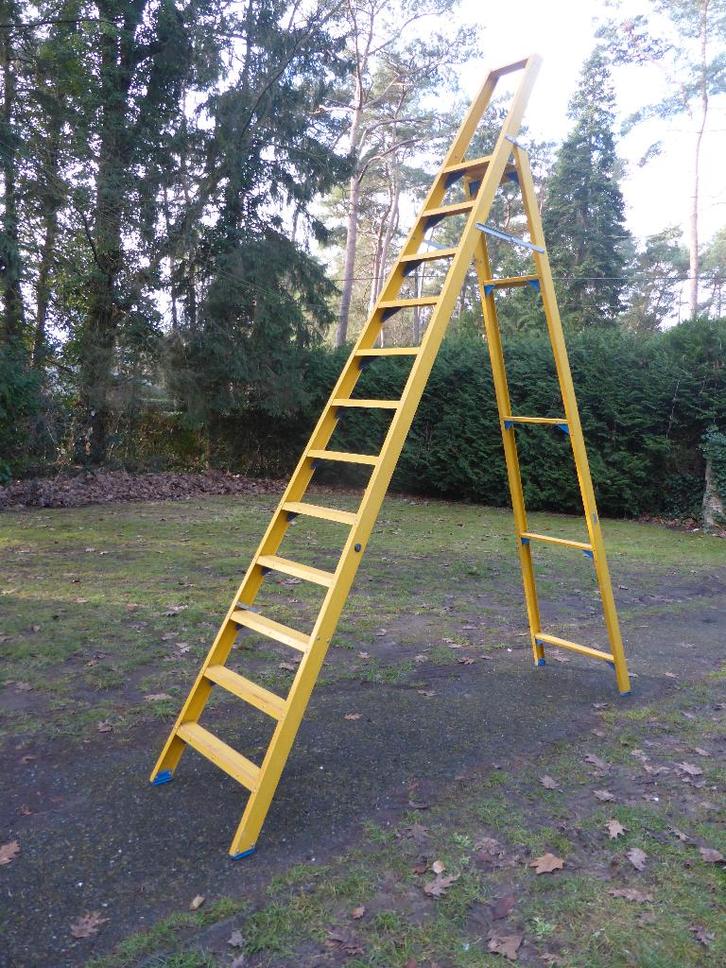 Staltor enkele glasvezel GVK trapladder TRG12 - 12 treden, Doe-het-zelf en Bouw, Ladders en Trappen, Zo goed als nieuw, Opvouwbaar of Inschuifbaar