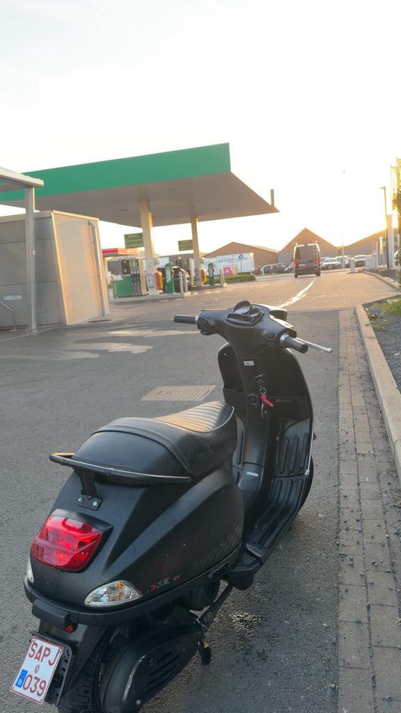 Vespa s50 a klasse, Vélos & Vélomoteurs, Vélomoteurs & Scooters bridés, Enlèvement, Comme neuf, Essence, Vespa