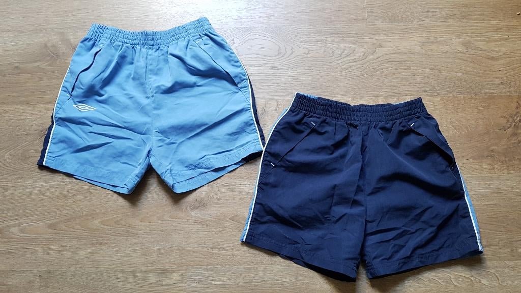2 blauwe short van UMBRO maat 122, Gebruikt, Umbro, Sport- of Zwemkleding, Ophalen of Verzenden