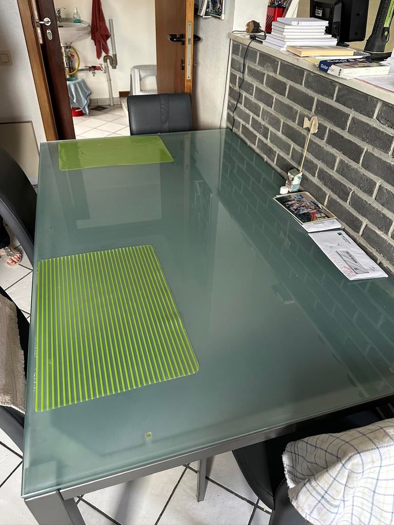 Mooie eettafel met glazen blad. Inclusief 4 mooie stoelen, Ophalen, Zo goed als nieuw