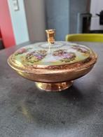 Rond porseleinen schoteltje met deksel, Ophalen