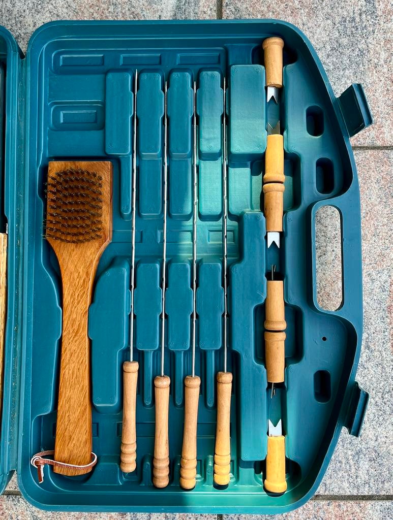 Barbecue set - in koffer - houten handgrepen, Ophalen, Zo goed als nieuw