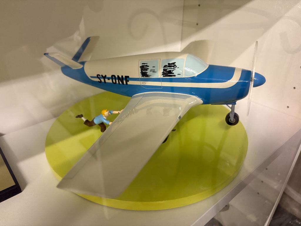 Avion Tintin Bonanza Beechcraft A35 - ed. limitée, Collections, Personnages de BD, Neuf, Statue ou Figurine, Tintin, Enlèvement ou Envoi