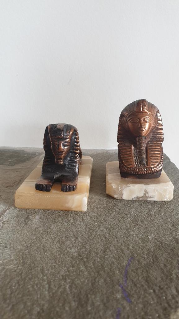 Collection égyptienne : papyrus, statues, stèle, scarabée, Enlèvement ou Envoi