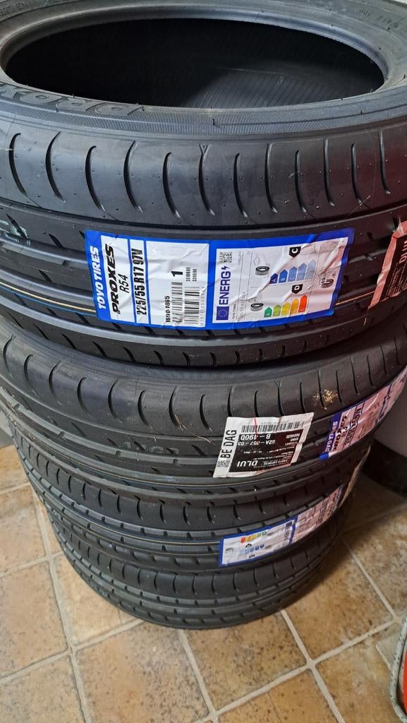 Pneus neufs 225/55 R17 97V