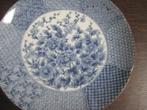 Japans bord in porselien wit blauw bloemmotief gemerkt, Ophalen of Verzenden
